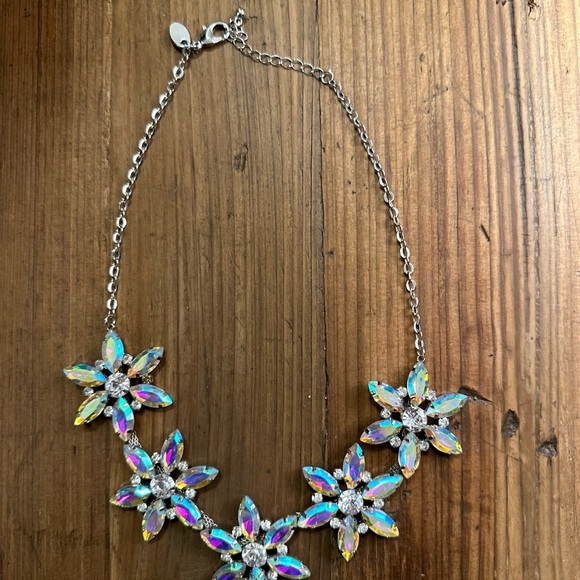 Elegant Silver Floral Necklace - Picture 2 of 3